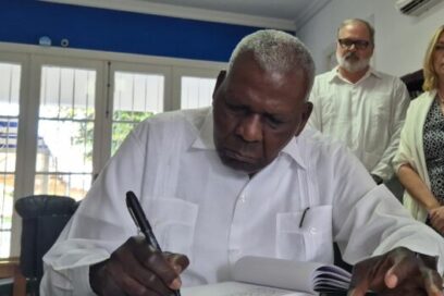 Firma Esteban Lazo Libro de Condolencias por el fallecimiento de José Mujica