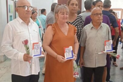 Agasajan a villaclareños que toman el trabajo como expresión de creación
