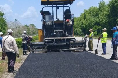 Pavimentan tramos más dañados de la autopista nacional en Unión de Reyes