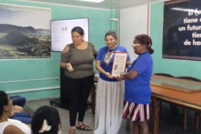 Distinguen a Empresa Farmacéutica 8 de Marzo con premio a la constancia