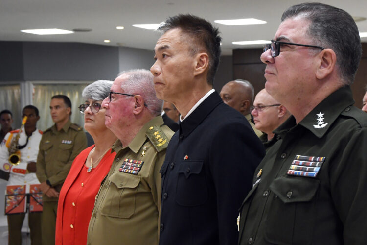 De derecha a izquierda, general de Cuerpo de Ejército Lázaro Alberto Álvarez Casas, ministro del Interior; Embajador Excmo. Sr. Hua Xin; y general de Cuerpo de Ejército Álvaro López Mieira, ministro de las Fuerzas Armadas Revolucionarias. Foto: Joaquín Hernández Mena