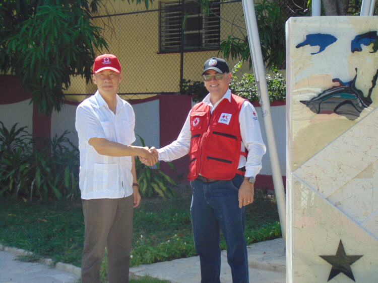 Embajador Hua Xin junto al presidente de la Cruz Roja Dr. Carlos Ricardo Pérez Díaz. Foto: Álvaro Yoel García Peña