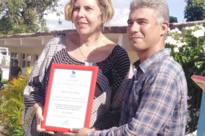 Merecido homenaje a educadores avileños