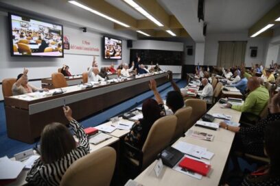 Rinde cuentas el Buró Político en X Pleno del Comité Central