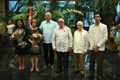 Condecoran a trabajadores destacados del Minrex