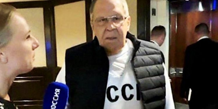 La televisión rusa reportó que en apenas unas horas se habían agotado las enguatadas similares a la usada por el canciller Lavrov a su llegada a Alaska. Foto: Tomada de insugente.org 