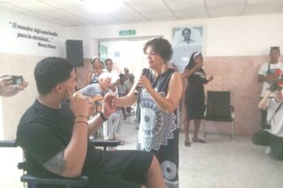 Regalo musical de Ivette Cepeda a hospital en Matanzas