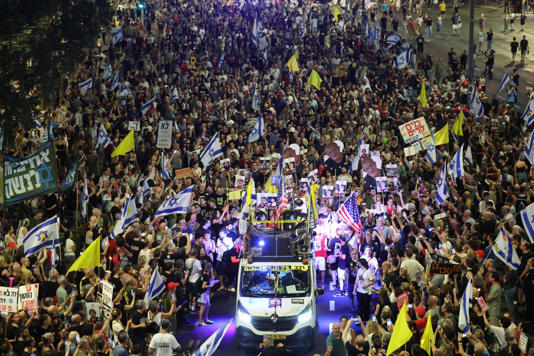 Manifestación este sábado 9 de agosto en Tel Aviv para exigir el fin de la guerra en Gaza y la liberación de los rehenes. Foto: EFE/EPA/Abir Sultán