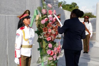 Rinde tributo a José Martí Presidenta de la Asamblea Nacional de Santo Tomé y Príncipe