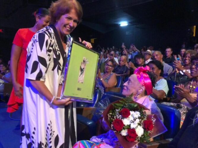 La Uneac dedicó el 37 Festival Internacional Boleros de Oro a Omara Portuondo. El homenaje incluyó la gala Omara de Cuba que tuvo lugar el 4 de octubre en la sala Covarrubias del Teatro Nacional, la cual pudo ser disfrutada por la Novia del Feeling desde la platea. Foto: Ramsés Valdés