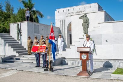Ofrendas florales de Raúl y Díaz-Canel en honras fúnebres del vicealmirante Pedro Miguel Pérez Betancourt (+video)