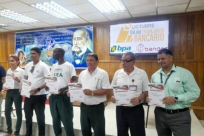 Estimulan a trabajadores bancarios