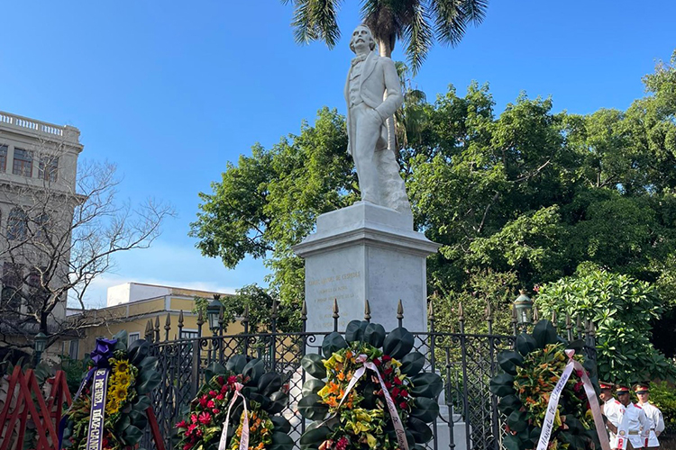 Cada 9 de octubre, desde el año 1968, en ocasión del centenario del inicio de las guerras por la independencia de Cuba, la Oficina del Historiador de la Ciudad de La Habana (OHCH) realiza al pie de la escultura ubicada en la Plaza de Armas un acto de homenaje a Carlos Manuel de Céspedes, el Padre de la Patria. La ceremonia ha devenido tradición habanera. Se organiza también los 18 de abril (a propósito del natalicio) y el 27 de febrero (día de su caída en combate).