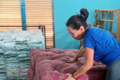 Confeccionan colchones para damnificados de Melissa en Holguín