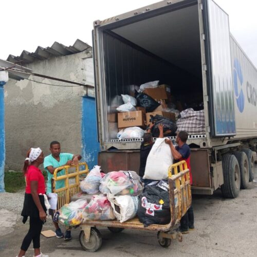 Donativo de los habaneros hacia Granma. Fotos: Manuel de Jesús Singh Castillo Donativo de los habaneros hacia Granma. Fotos: Manuel de Jesús Singh Castillo