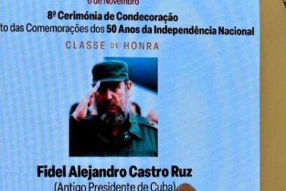Confieren a Fidel y Raúl la medalla por el 50 Aniversario de la Independencia Nacional de Angola en su máxima clase