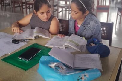 Camila y Alejandra, espirituanas en una biblioteca