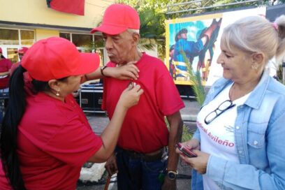 Condecoran a constructores de extraordinarios méritos