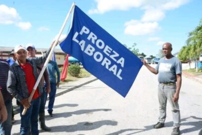 Constructores espirituanos reciben bandera Proeza Laboral