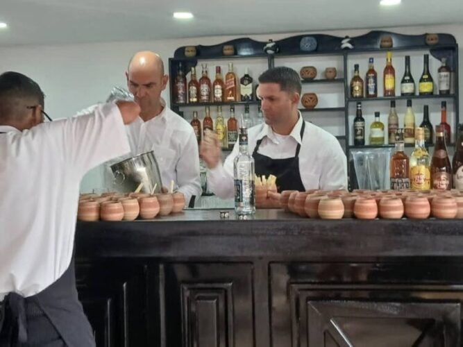 Preservar la tradición de este trago es propósito de la Empresa Palmares.  Foto: Tomada del perfil de Facebook de la Empresa de Palmares en Matanzas.