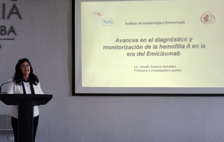 La Lic. Yaneth Zamora expone sobre La hemofilia desde el laboratorio.