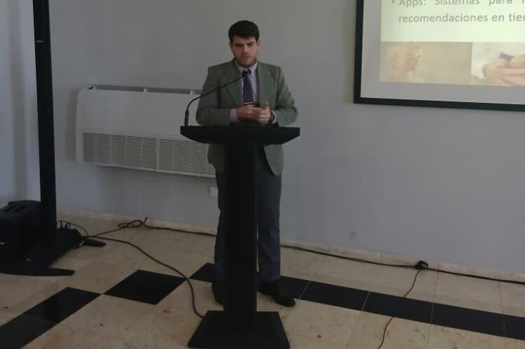 El joven residente Pablo Quintero expone sobre IA y hemofilia