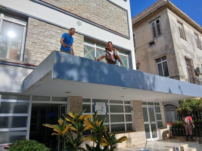 Los trabajadores participaron en labores de higienización que beneficiaron a la comunidad del entorno, y también realizaron acciones de limpieza y embellecimiento de la propia edificación.