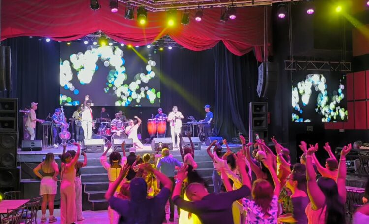 En una actividad amenizada por el grupo “Pupi y los que son, son”, todo el colectivo confraternizó y también festejaron el aniversario del triunfo de la Revolución.