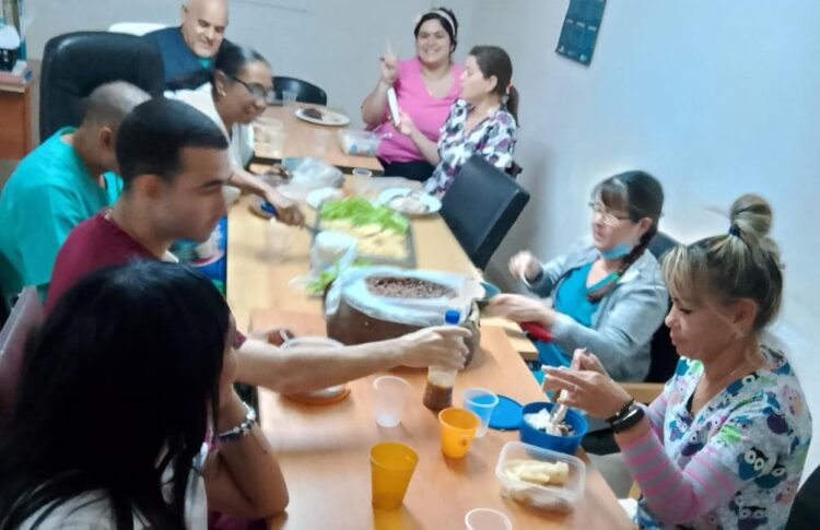 Ante el advenimiento del año 60 de existencia del IHI el proyecto Quisicuaba brindó una exquisita cena navideña a los trabajadores de guardia, quienes la compartieron con pacientes y familiares.