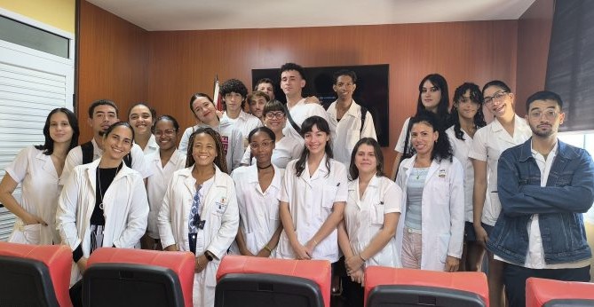 Profesores y alumnos del grupo 2.1. en las aulas de Instituto de Hematología e Inmunología “Dr. José Manuel Ballester Santovenia”.