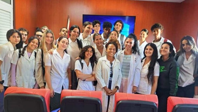 Profesores de la asignatura Sangre y Sistema Inmune y alumnos del grupo 2.3 de segundo año de medicina de la Facultad de Ciencias Médicas “Manuel Fajardo” de La Habana.