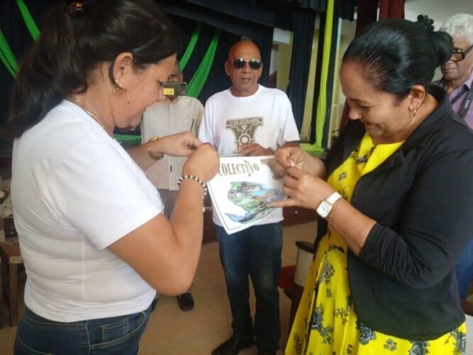 Con alegría el secretariado municipal del movimiento obrero en la Isla, encabezado por Yusmary Olivera Pupo, se secretaria general “asaltó” centros merecedores de la condición Aniversario 195, en ocasión de la fundación de la ciudad, Nueva Gerona. (Foto: Gloria Morales Campanioni)