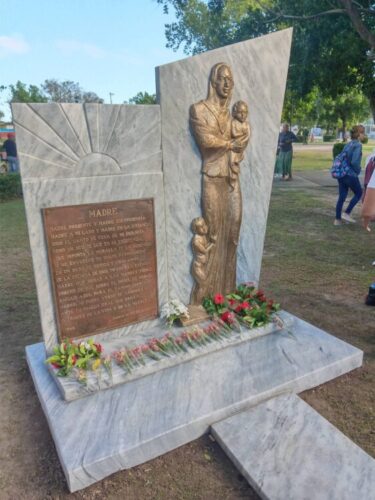Trabajadores y pueblo en general, presenciaron la colocación del conjunto monumental dedicado a las madres, en el lugar que con anterioridad hubo otro y responde a la intención de rehabilitar los monumentos que se encontraban en el parque general. (Foto: Gloria Morales Campanioni)