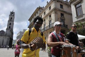 Momentos robados en las calles de La Habana (Fotorreportaje)