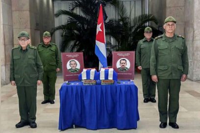 Raúl encabeza última guardia de honor a caídos en Venezuela