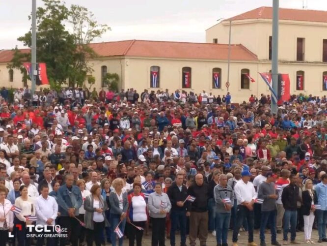 Miles de espirituanos rindieron tributo póstumos a los 32 hermanos caídos en Venezuela. (Foto: CTC Sancti Spíritus).