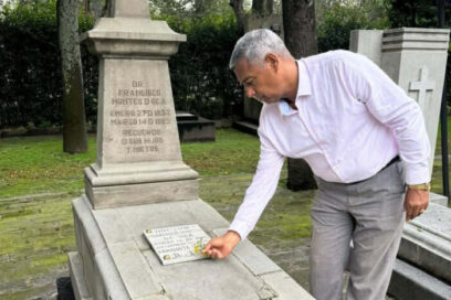 Flores en la tumba del doctor Francisco Montes de Oca, médico de José Martí