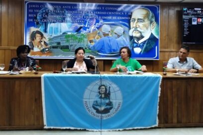 Mujeres pineras debaten proyecciones de trabajo