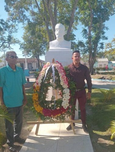 Ofrenda floral en homenaje a los patriotas cubanos que protagonizaron el alzamiento armado del 24 de febrero de 1895, entre ellos Saturnino Lora y Jesús Rabí. (Foto Cortesía de la Unhic)
