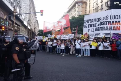 Reprimen a manifestantes contra la reforma laboral en Argentina