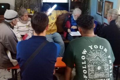 Honra Ala Décima a dos escritores y una peña