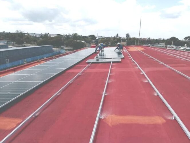 En la visita a EMPERCAP información sobre la instalación de paneles solares. Foto: Tomada de la entidad.