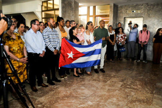 Cuba recibe a su personal diplomático expulsado de Ecuador