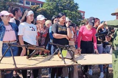 Los jóvenes ponen sus manos por Cuba