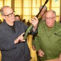 Silvio Rodríguez recibe su fusil AKM en el Día Nacional de la Defensa