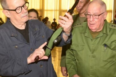 Silvio Rodríguez recibe su fusil AKM en el Día Nacional de la Defensa
