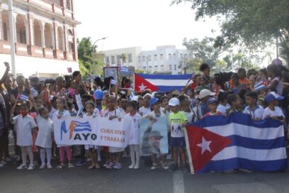 Desfile pioneril por el 1 de Mayo en Santiago de Cuba
