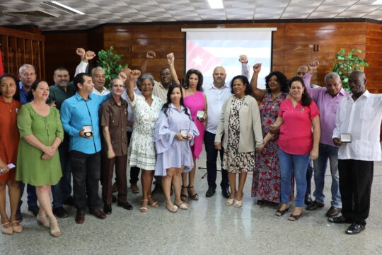 Importantes condecoraciones al pecho de destacados dirigentes sindicales