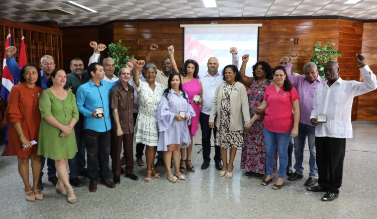 Los condecorados junto a Osnay Colina Rodríguyez, presidente de la Comisión Organizadora del 22 Congreso de la CTC. (Foto Carlos vanegas)