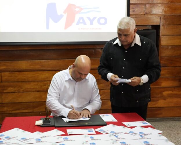 Cancelación de emisión postal en homenaje al Primero de Mayo. (Foto Carlos Vanegas)